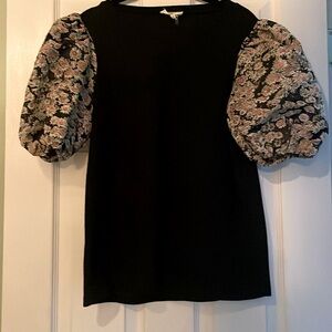 💛Beautiful black sweater with puff floral sleeve💛